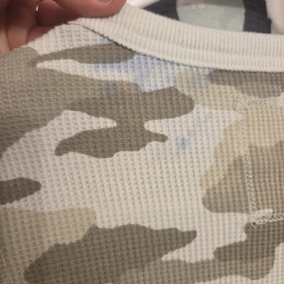 Aerie Beige and Cream Camo Thermal Top - Picture 4 of 5